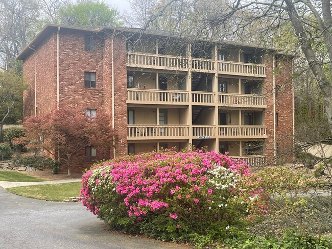 Foto del edificio - 1 Bedroom condo- Steps away from UGA! Available early August 2026