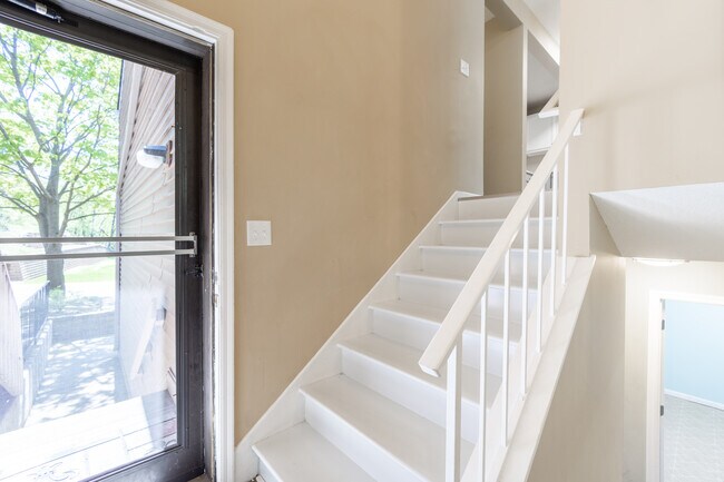 Building Photo - 2359 Springside Dr E