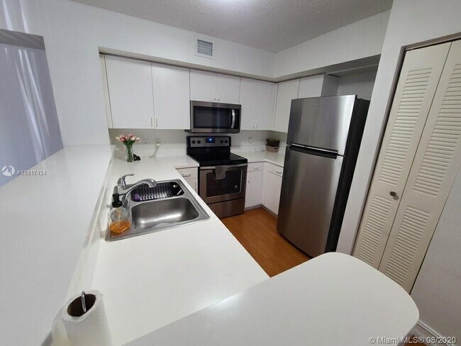 Foto del edificio - 4500 NW 107th Ave