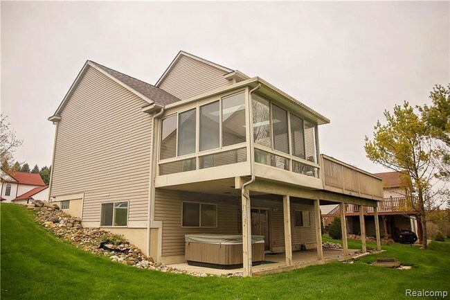 Building Photo - 1285 Edgebrook Dr