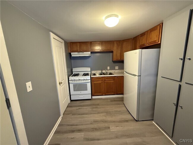 Foto del edificio - 127 1/2 Matty Ave