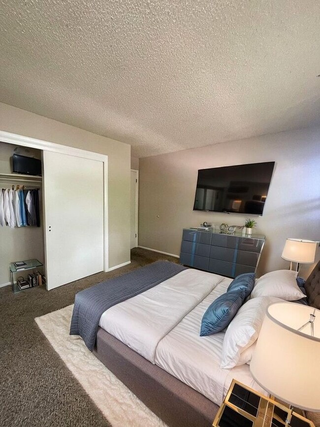 Building Photo - 2 Bed 1 Bath Apartment MOVE IN SPECIAL: $5...
