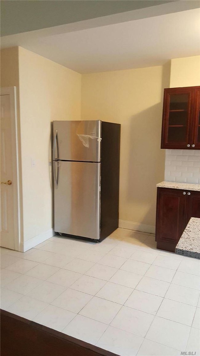 Foto del edificio - 4 bedroom in Queens NY 11385