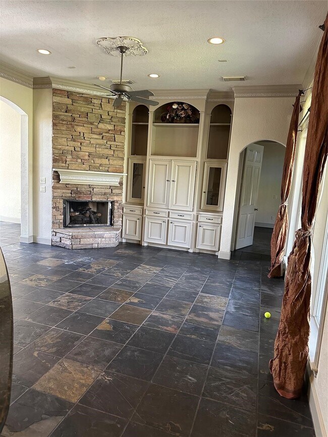 Building Photo - 38 Hillock Woods