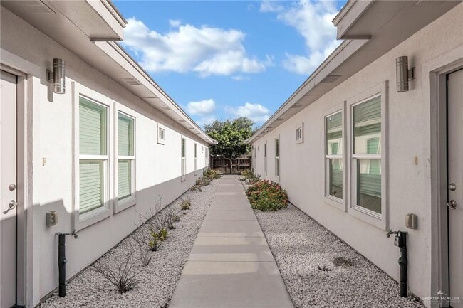Building Photo - 1012 E la Cantera Ave