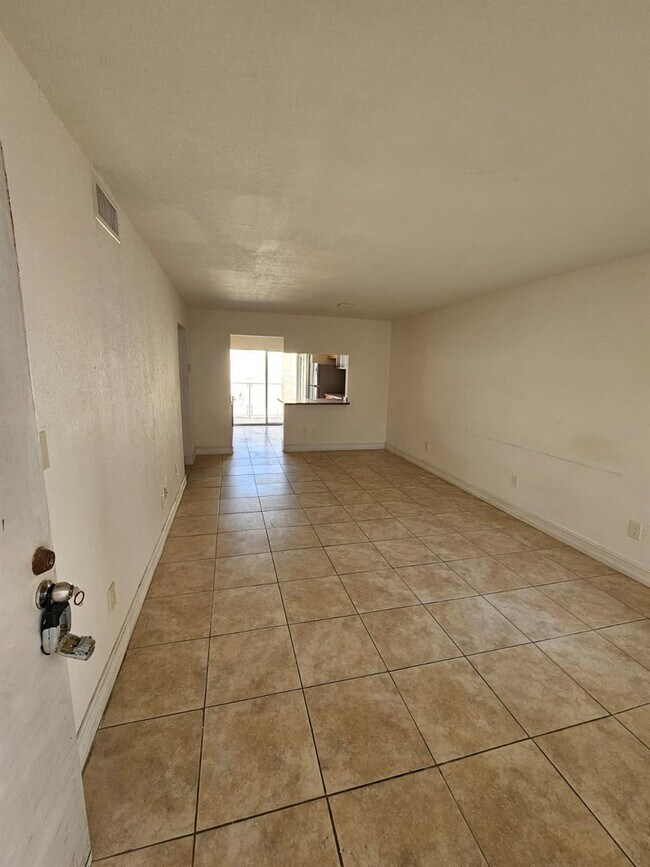 Foto del edificio - 677 NE 24th St