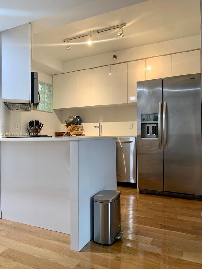 Building Photo - 9156 Collins Ave