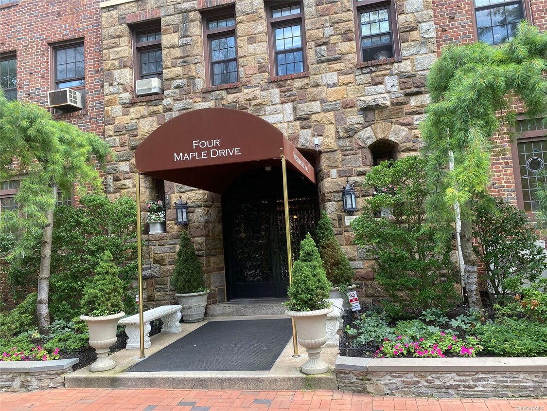 4 Maple Dr Unit 1N, Great Neck, NY 11021 Condo for Rent in Great Neck