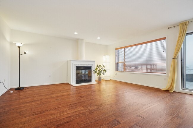 Building Photo - 555 Kirkland Way