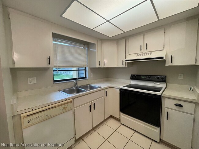 Building Photo - 619 Manor Cir