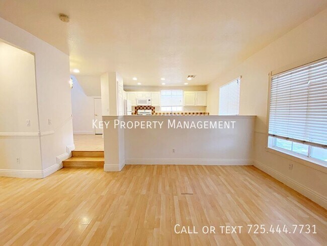 Foto del edificio - 3 BEDROOM HOME W/ BED/BATH DOWN IN THE NOR...