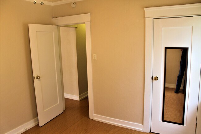 Foto del edificio - 323 W Glenoaks Blvd