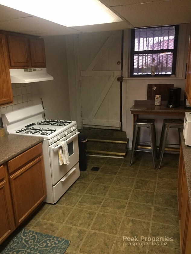 Primary Photo - 443 W Belmont Ave