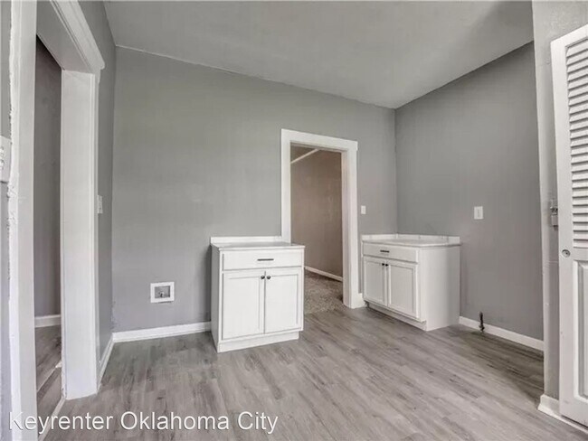 Building Photo - 3 br, 1 bath House - 3301 N McKinley Ave