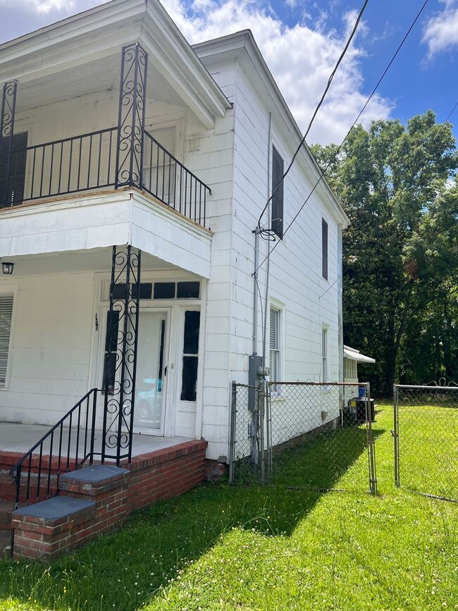 Building Photo - Four Bedroom One & Half Baths House