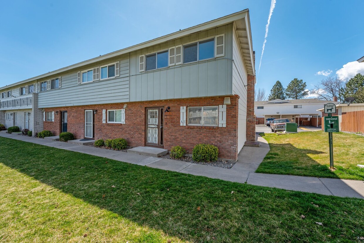 Primary Photo - 2 Story Townhouse Recently Renovated in Re...
