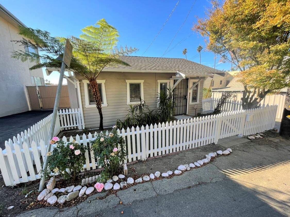 Foto principal - Downtown Home with Large Deck and OCEAN VIEWS!