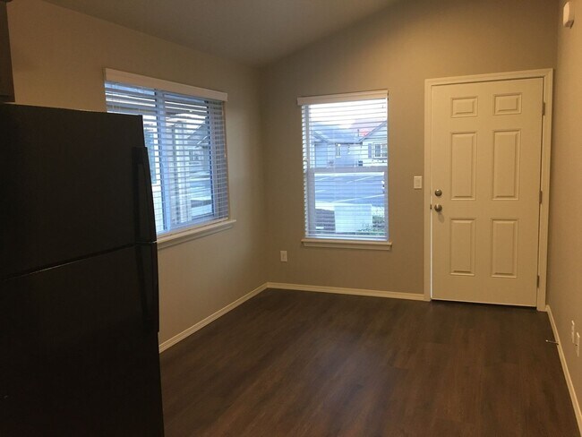 Building Photo - 1 Bedroom 1 Bath Cottage in SW Redmond