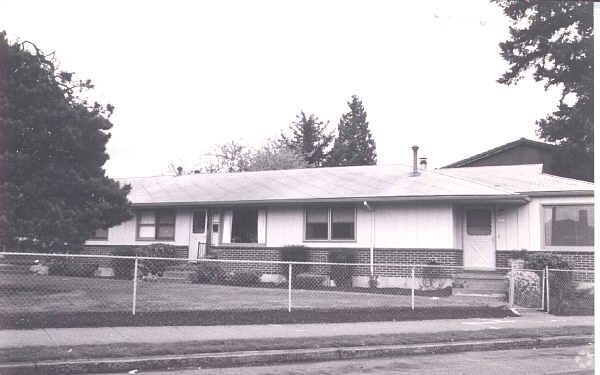 Building Photo - 6021-6033 NE Oregon St