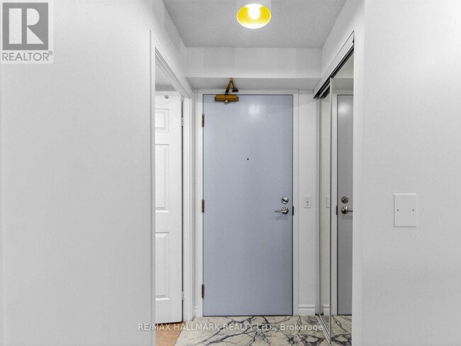 Building Photo - 30 Grand Trunk Crescent