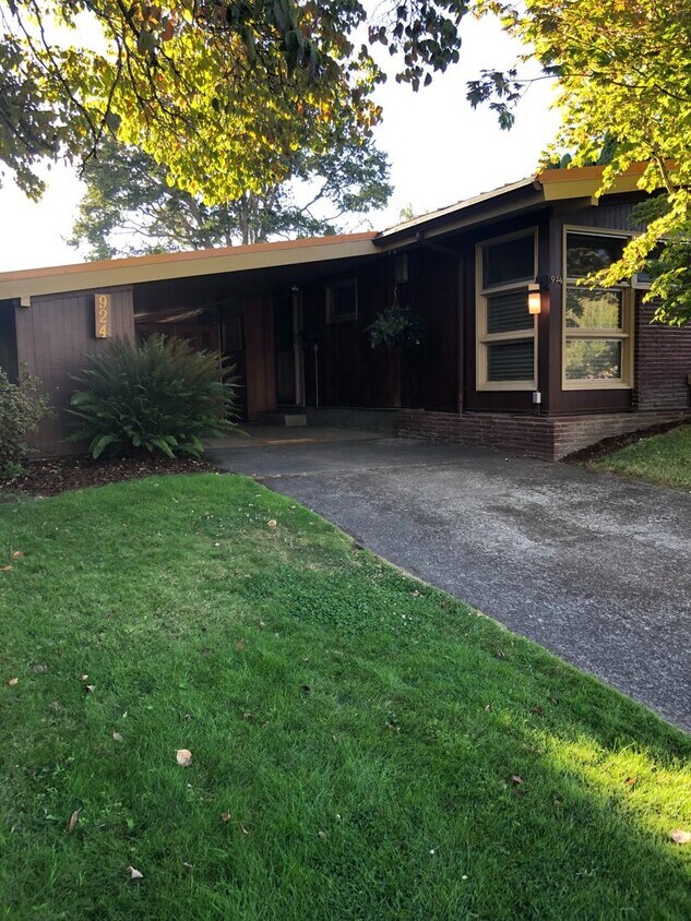 Foto principal - Backyard paradise 3 bedrooms 2 bath NW Cor...