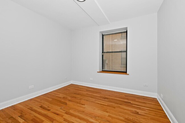 Building Photo - Two Bedroom in South Shore!