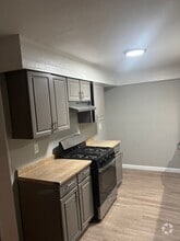 Building Photo - 1121 Woodcrest Dr