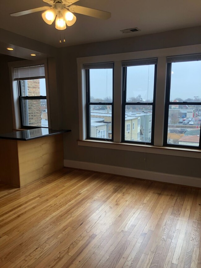 Foto del edificio - Avondale - Huge Top Floor 2-Bedroom/1-Bath...