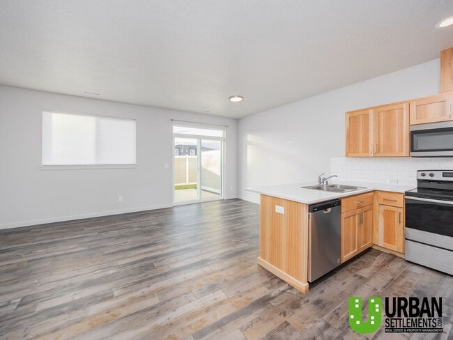 Building Photo - Woodlawn Duplex