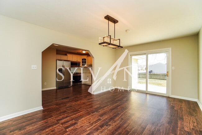 Building Photo - Fall in love with this 4 BR, 2 BA home