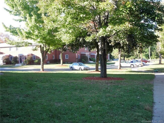 Building Photo - 428 Middle Turnpike W