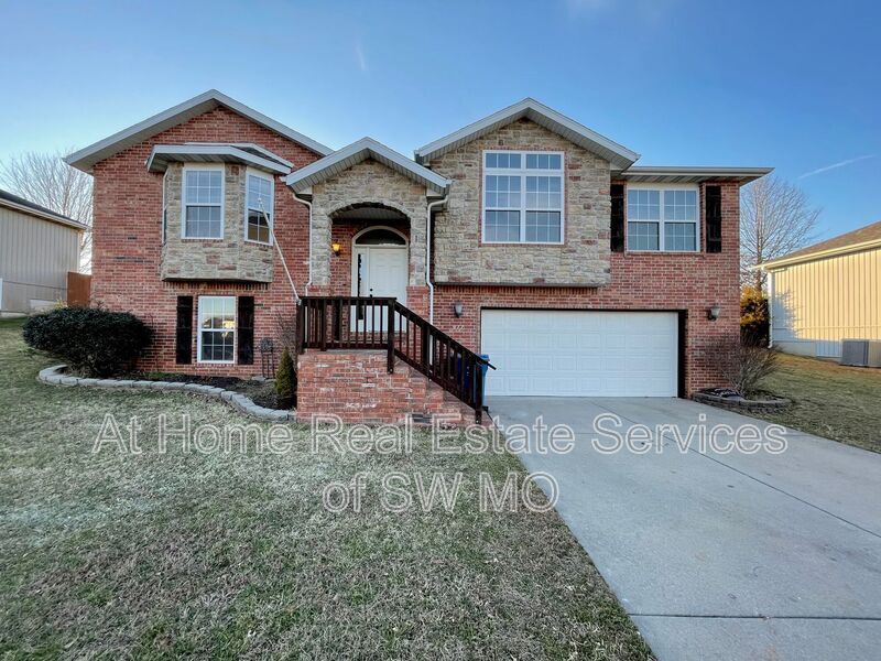 Foto principal - 977 S Ballard Dr