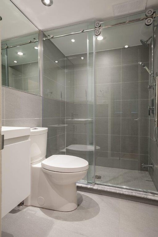 Building Photo - 4800 Maisonneuve Blvd W