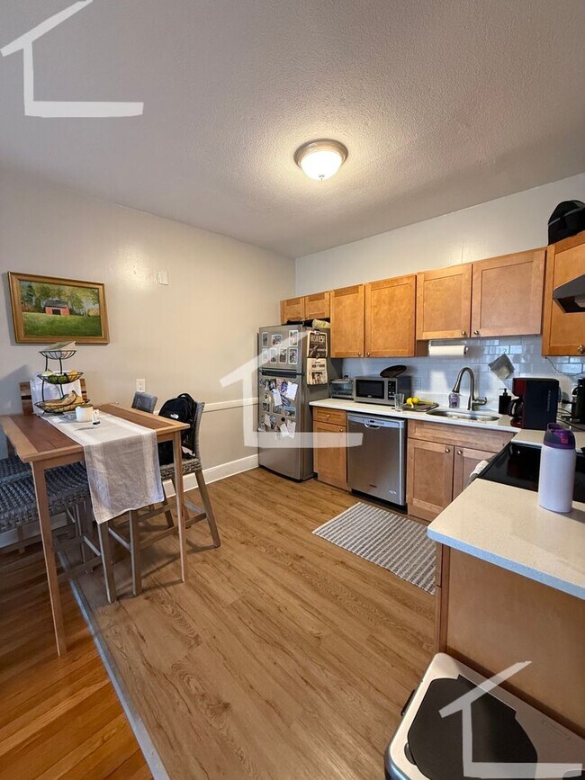 Building Photo - 9/1 No Fee! - Spacious 2BR w/balcony in Wa...