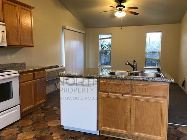 Building Photo - Cozy 1 Bed 1 Bathroom-Located in Friendly ...
