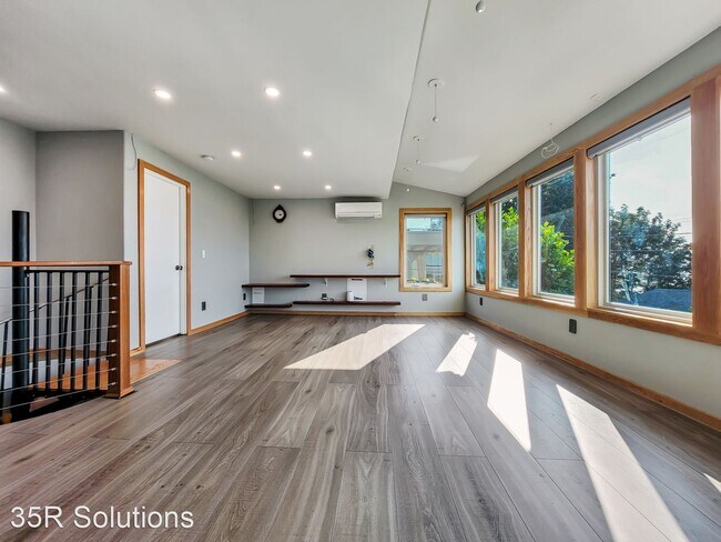 Building Photo - 2 br, 1 bath House - 2320 Hobart Ave SW