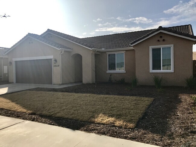 Building Photo - South East Visalia Newer 4 bedroom 2 bath