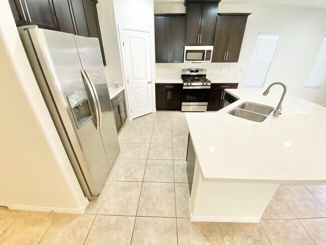 Building Photo - STUNNING 3 BEDROOM 2 FULL BATH SINGLE STORY FAMILY HOME WITH 2 CAR GARAGE