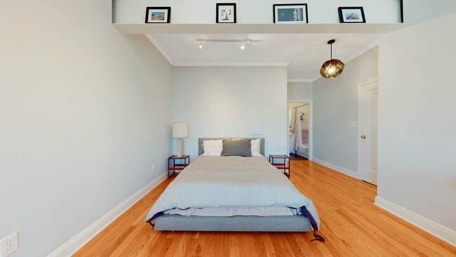 Building Photo - GORGEOUS PACIFIC HEIGHTS TOP FLOOR UNIT WI...