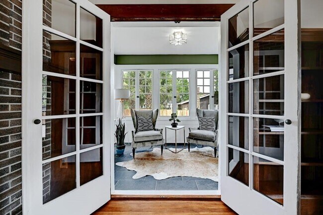 Building Photo - 1201 Travis Heights Blvd