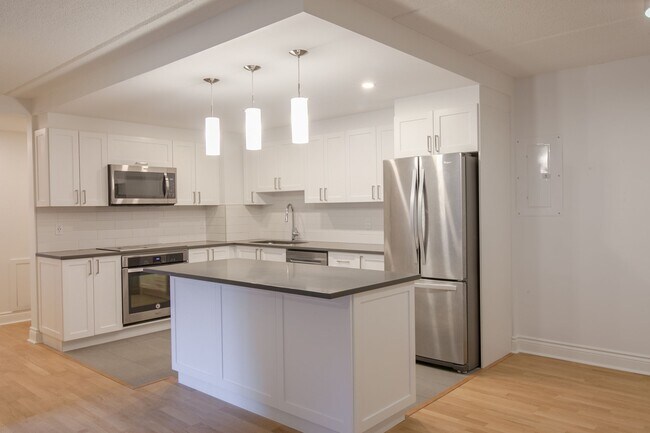 Building Photo - 4800 Maisonneuve Blvd W