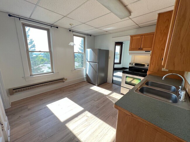 Foto del edificio - 2+ Bedroom Apartment - AVAILABLE AUGUST 1st!