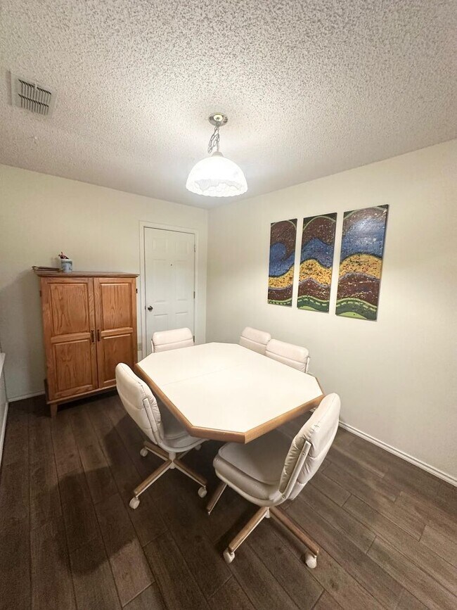Building Photo - Fully Furnished 2 Bed 2 Bath