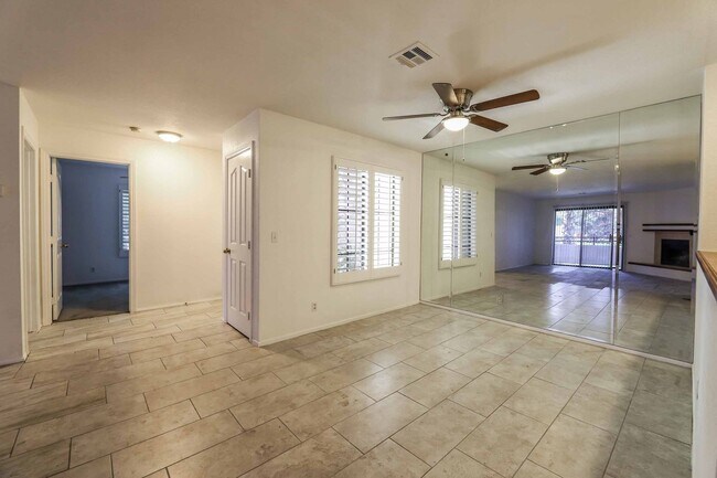 Foto del edificio - Condo With 2-Car Garage Attached!