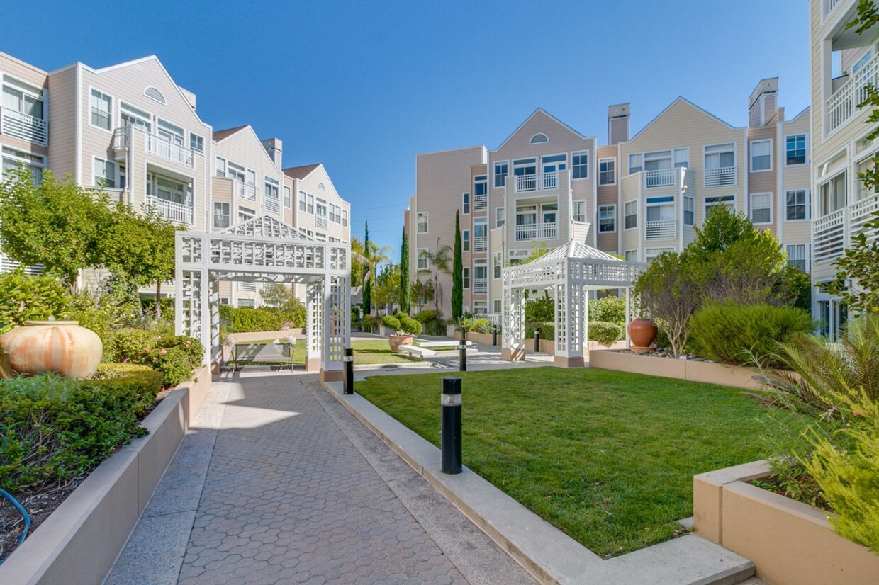 Foto principal - 550 Ortega Ave Apt B421 Awesome Penthouse ...