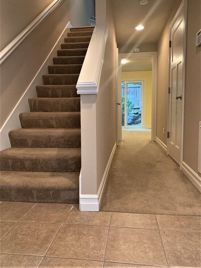 Foto del edificio - Lovely, Spacious 3 bed/2.5 bath townhome i...