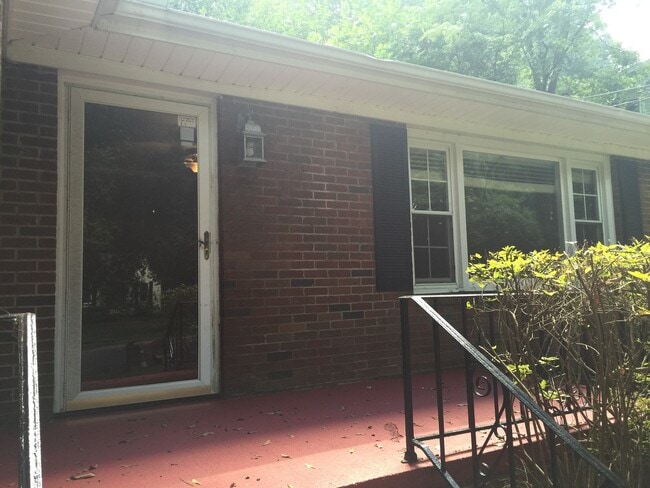 Building Photo - Charming 3 Bedroom, 2 Bath Home - Downtown...