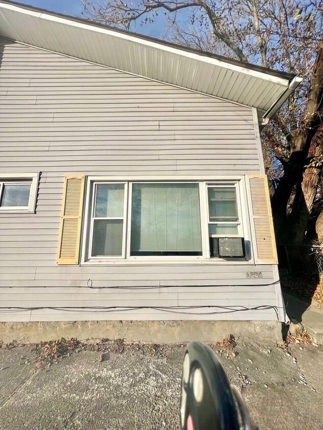 Primary Photo - 1202-1206 East State Street