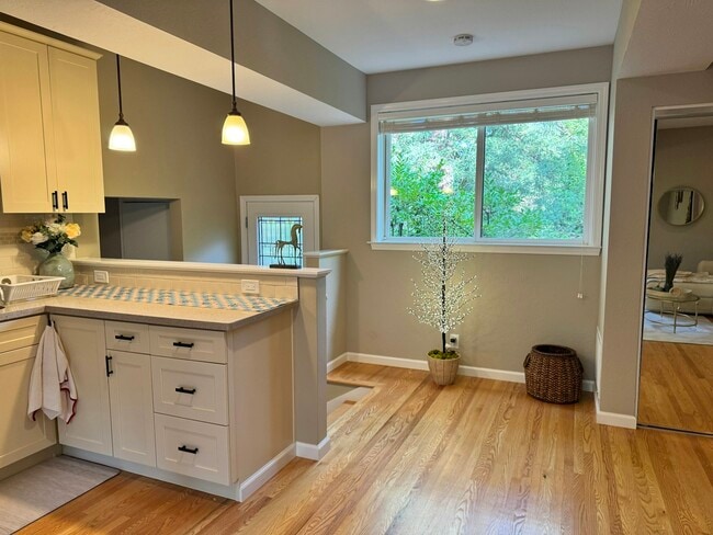 Building Photo - 760 La Mesa Dr