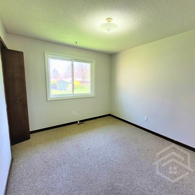 Photo du bâtiment - 3-Bedroom Home in a Beautiful Neighbourhood!